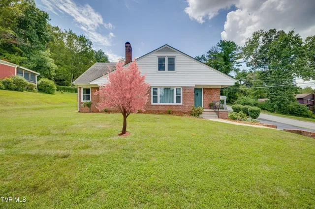 $359,900 | 215 Cherry Lane, Bristol, VA 24201
