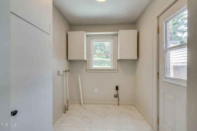 $359,900 | 215 Cherry Lane, Bristol, VA 24201