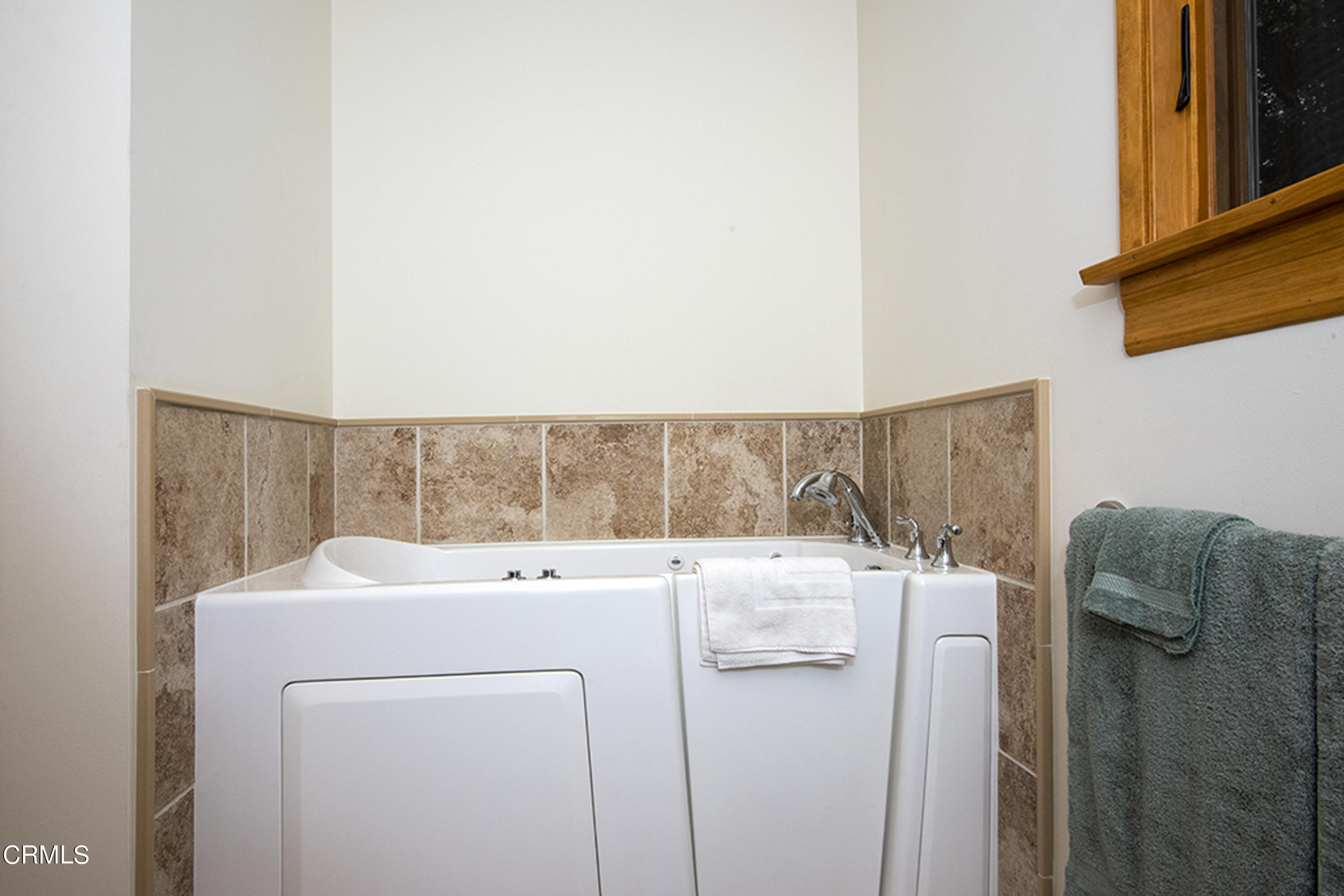 2888 Reposa Lane Altadena, CA 91001 - Photo 30 of 60 a utility room with dryer and washer