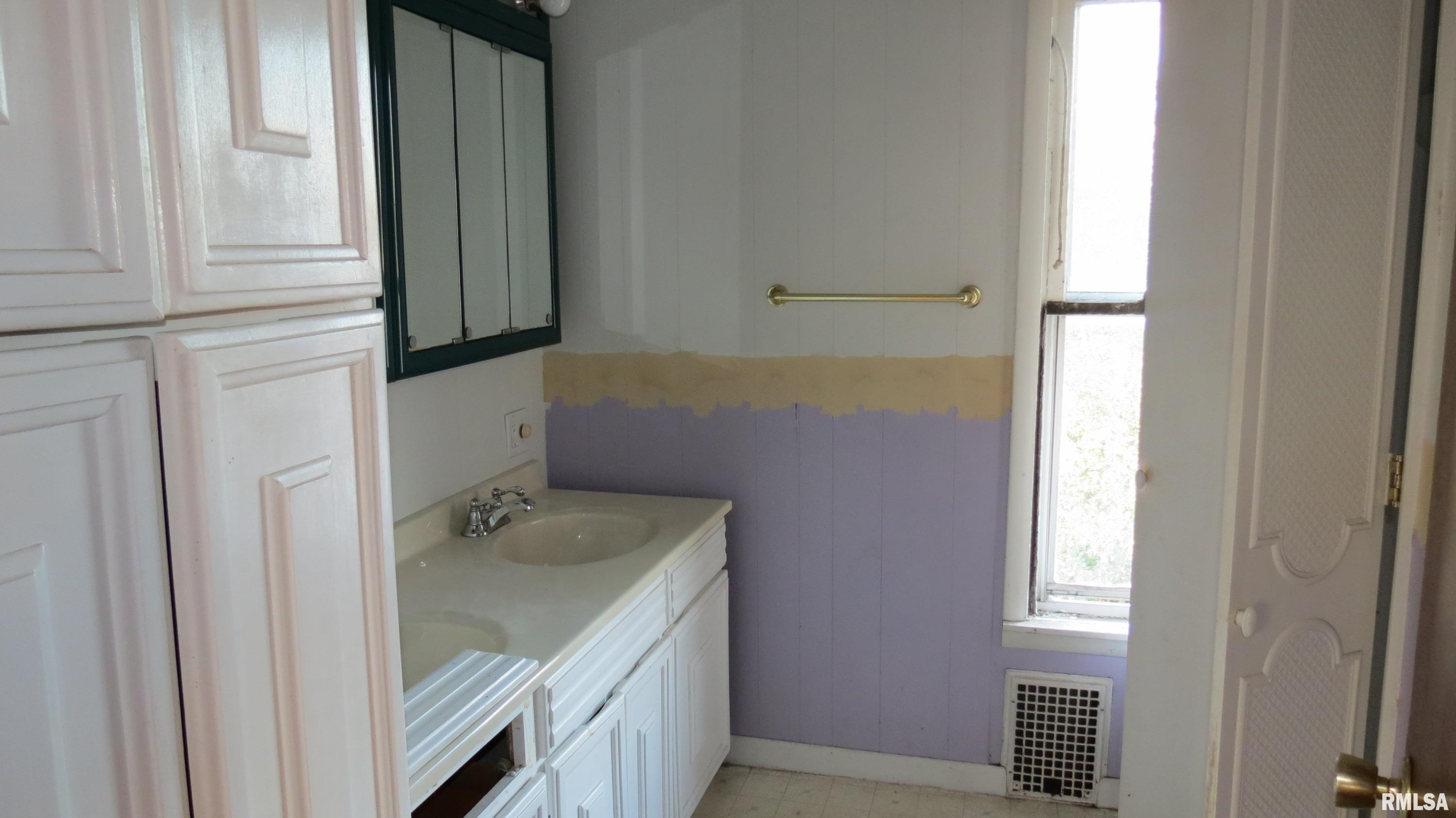 208 South Victor Street Christopher, IL 62822 - Photo 7 of 12 Gallery Image 7