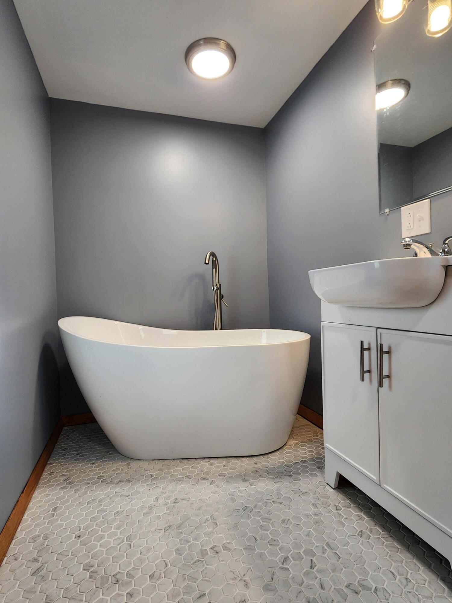 298 Hinckley Road Clinton, ME 04927 - Photo 22 of 28 Primary Ensuite Soaking Tub
