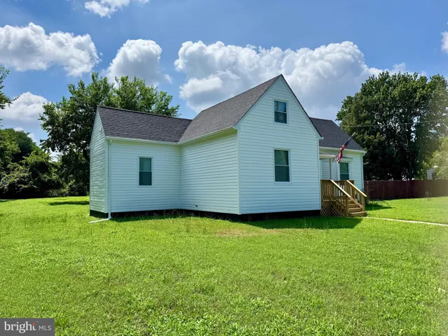 a view of a house with backyard