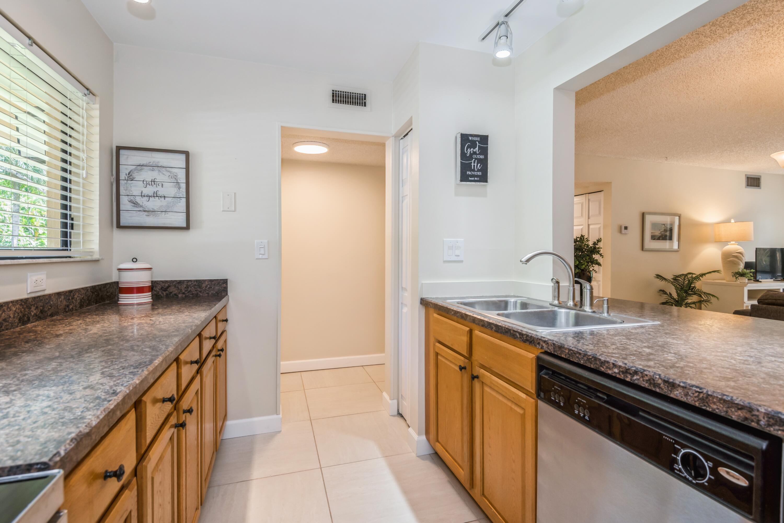 918 Southwest 9th St Circle, Unit 101 Boca Raton, FL 33486 - Photo 13 of 27 Kitchen