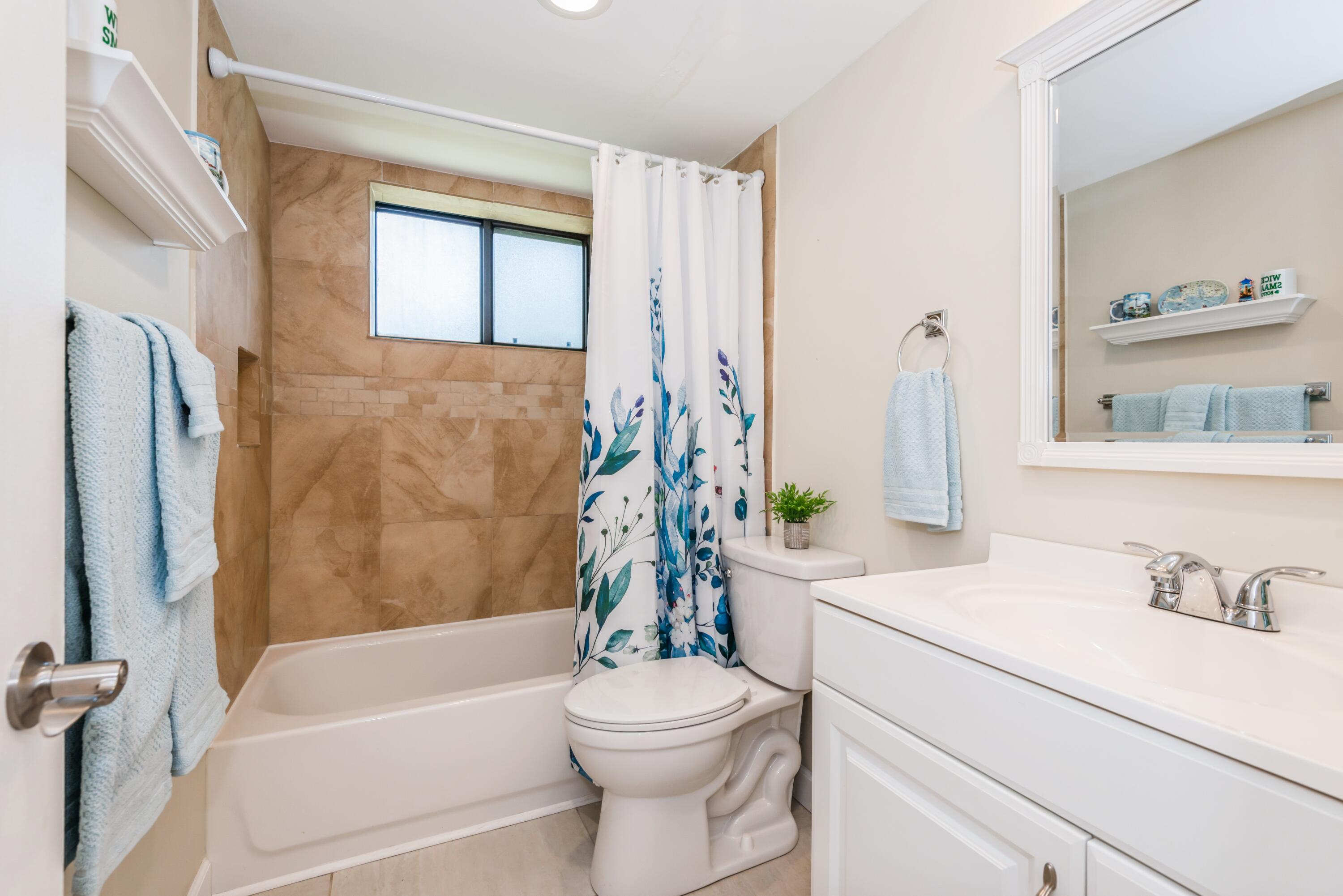 918 Southwest 9th St Circle, Unit 101 Boca Raton, FL 33486 - Photo 16 of 27 Second Bath