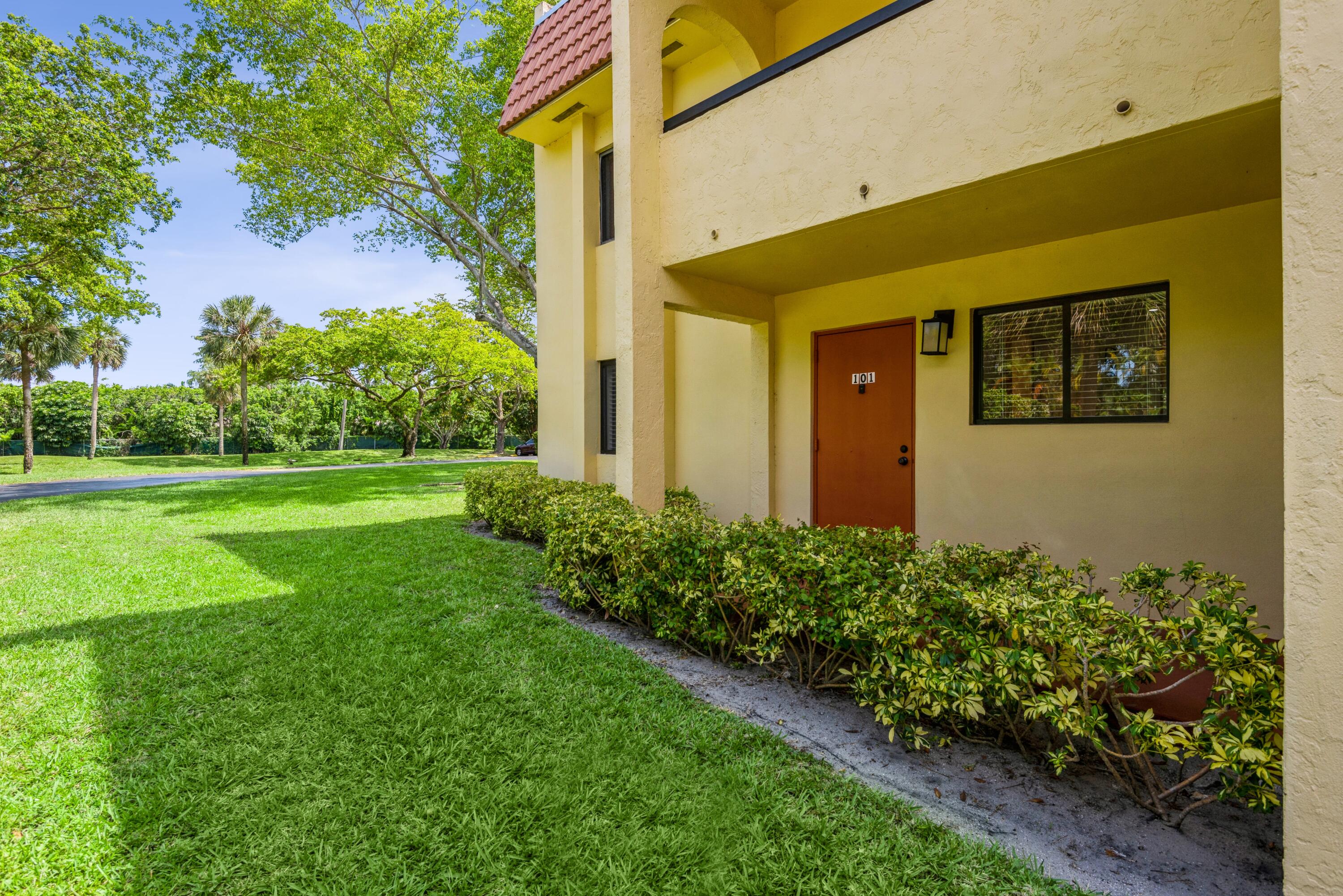 918 Southwest 9th St Circle, Unit 101 Boca Raton, FL 33486 - Photo 2 of 27 Corner Unit