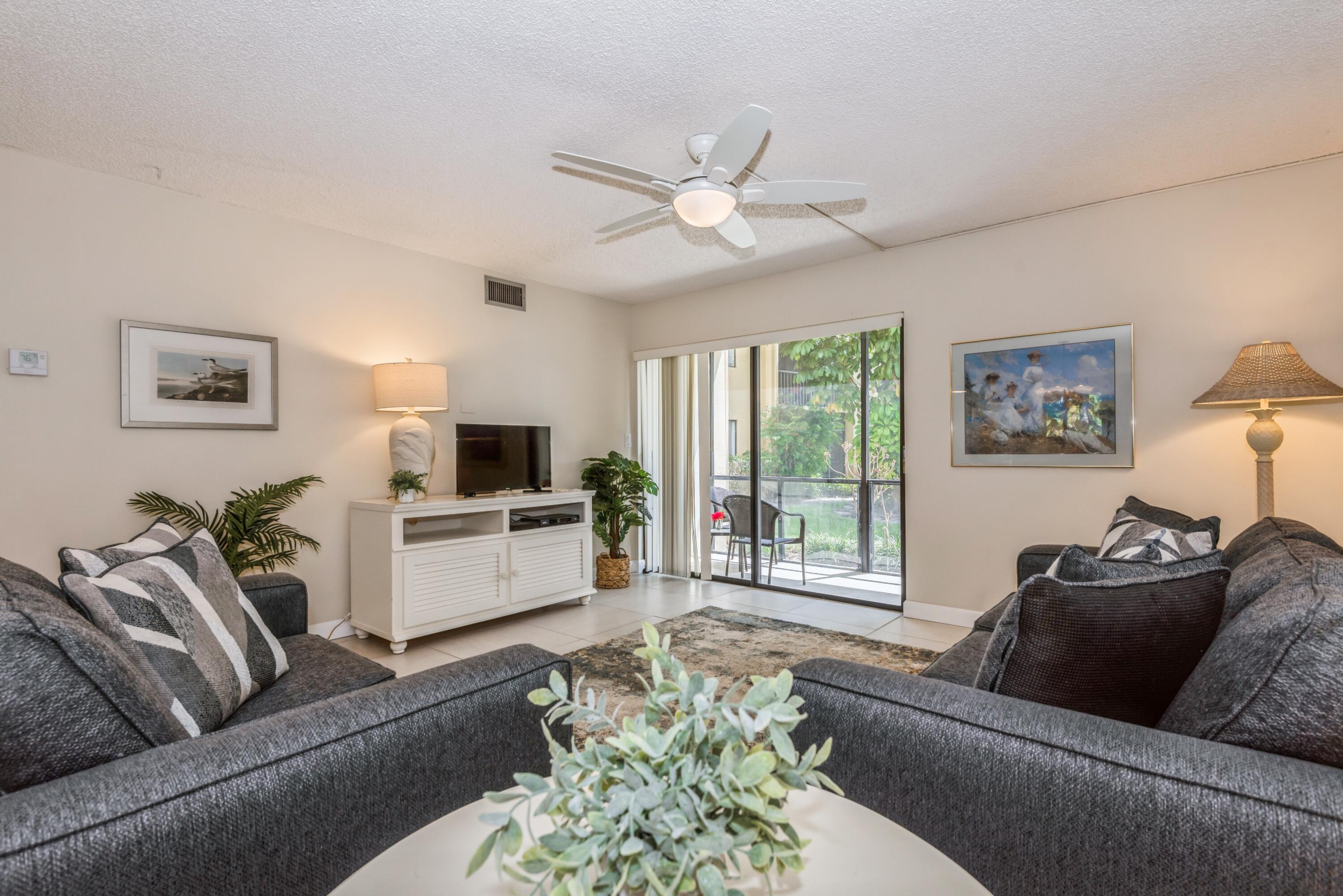 918 Southwest 9th St Circle, Unit 101 Boca Raton, FL 33486 - Photo 4 of 27 Living room