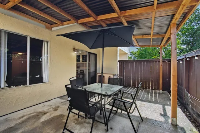 a view of a backyard with pathway