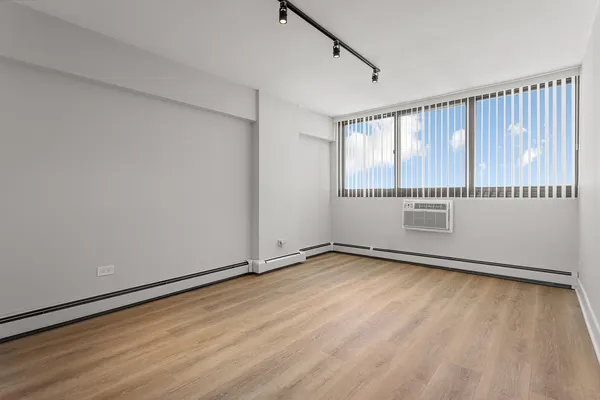 $3,046 | 6166 North Sheridan Road, Unit 12C, Chicago, IL 60660