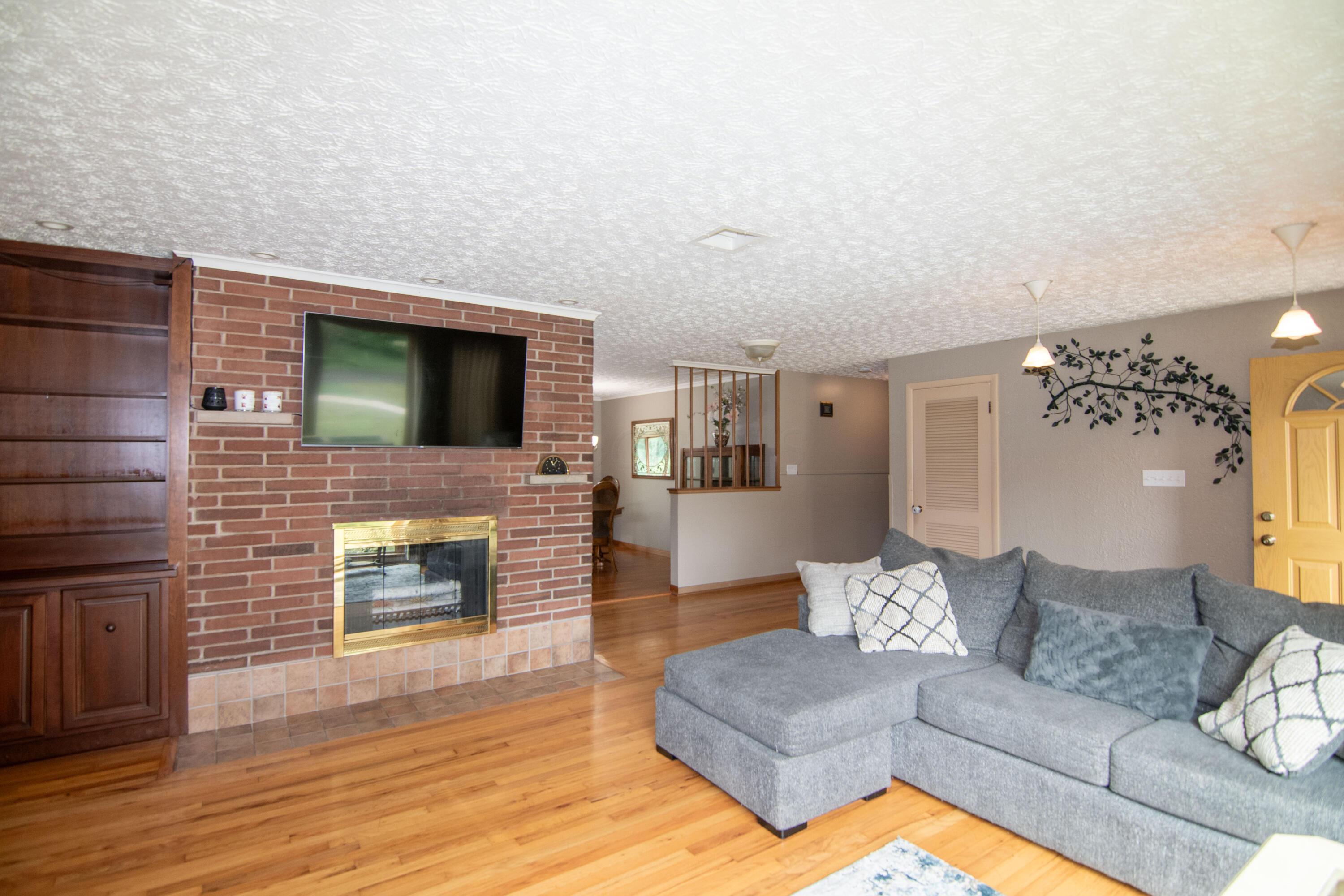4360 Dublin Road Columbus, OH 43221 - Photo 6 of 41 Living Room