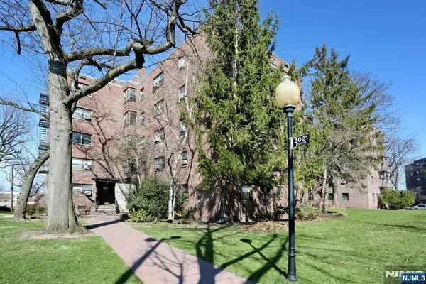 $1,400 | 3021 Edwin Avenue, Unit 5H, Fort Lee, NJ 07024
