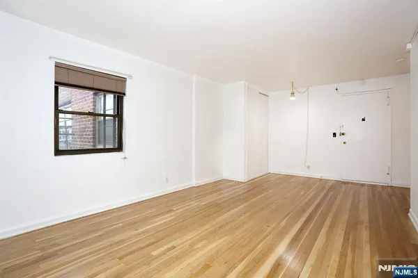 $1,400 | 3021 Edwin Avenue, Unit 5H, Fort Lee, NJ 07024