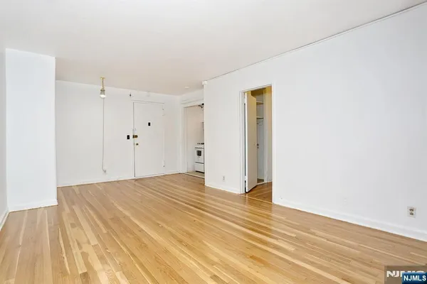 $1,400 | 3021 Edwin Avenue, Unit 5H, Fort Lee, NJ 07024