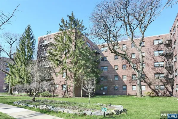 $1,400 | 3021 Edwin Avenue, Unit 5H, Fort Lee, NJ 07024