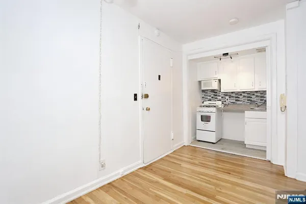 $1,400 | 3021 Edwin Avenue, Unit 5H, Fort Lee, NJ 07024