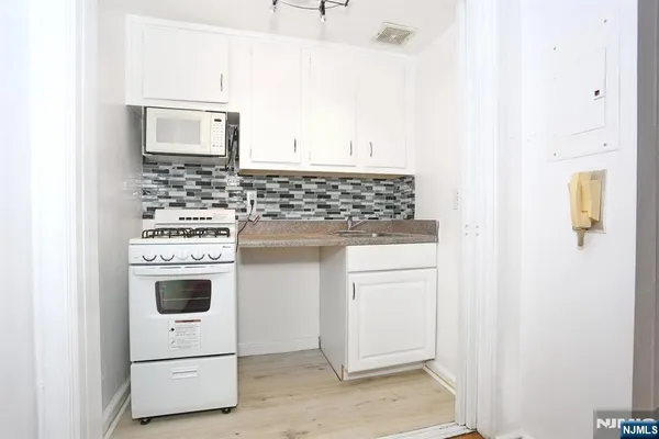 $1,400 | 3021 Edwin Avenue, Unit 5H, Fort Lee, NJ 07024