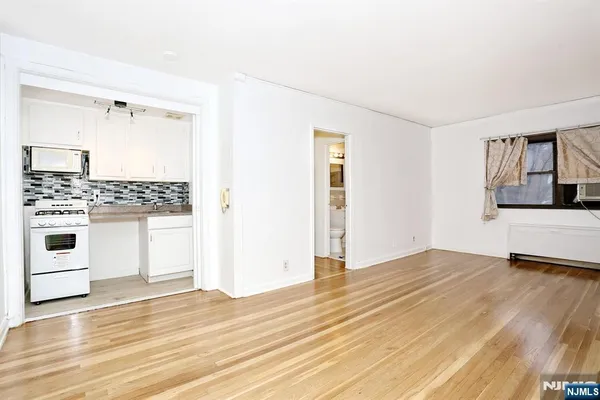 $1,400 | 3021 Edwin Avenue, Unit 5H, Fort Lee, NJ 07024