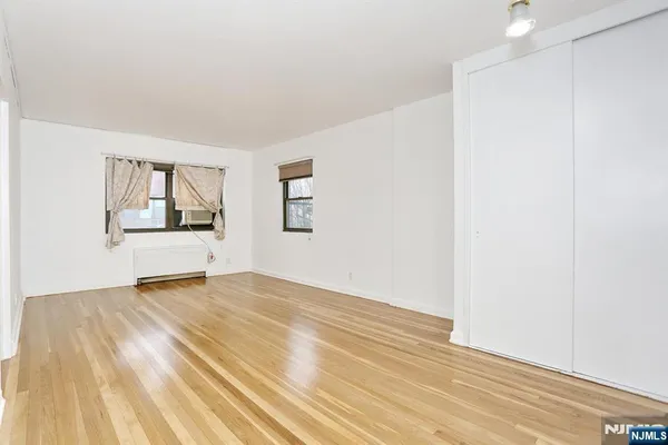 $1,400 | 3021 Edwin Avenue, Unit 5H, Fort Lee, NJ 07024