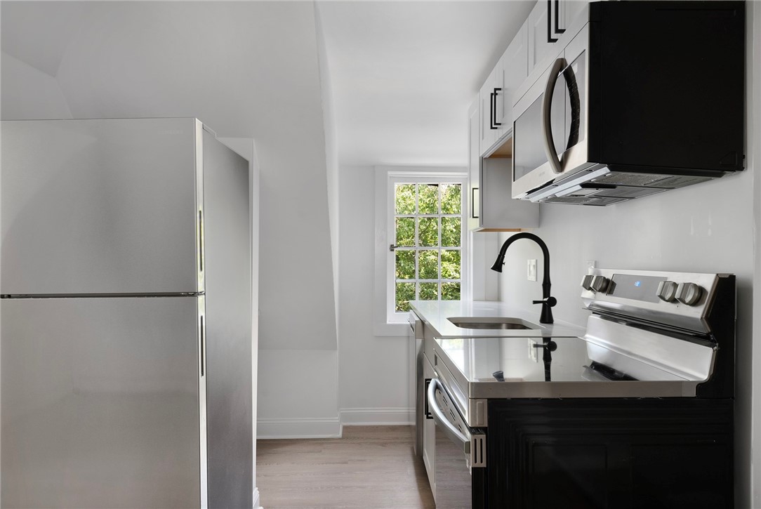 48 Everett Street, Unit E Newport, RI 02840 - Photo 12 of 31 Kitchen