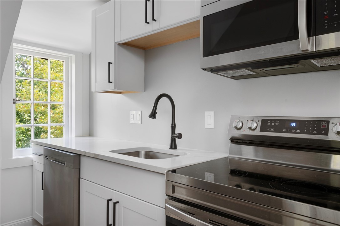 48 Everett Street, Unit E Newport, RI 02840 - Photo 13 of 31 Kitchen