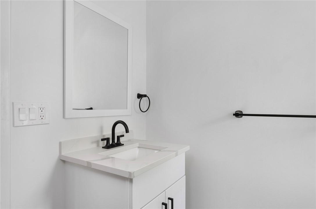 48 Everett Street, Unit E Newport, RI 02840 - Photo 19 of 31 Bathroom