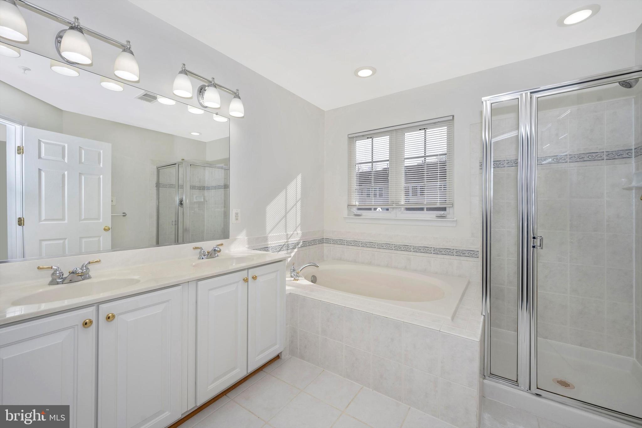 13924 Lullaby Road Germantown, MD 20874 - Photo 30 of 54 MASTR BATH WITH TUB & SEP SHOWER