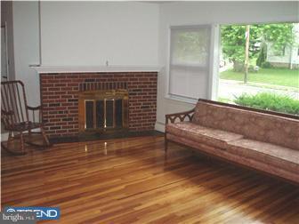 400 Springfield Road Aldan, PA 19018 - Photo 3 of 10 Living Room
