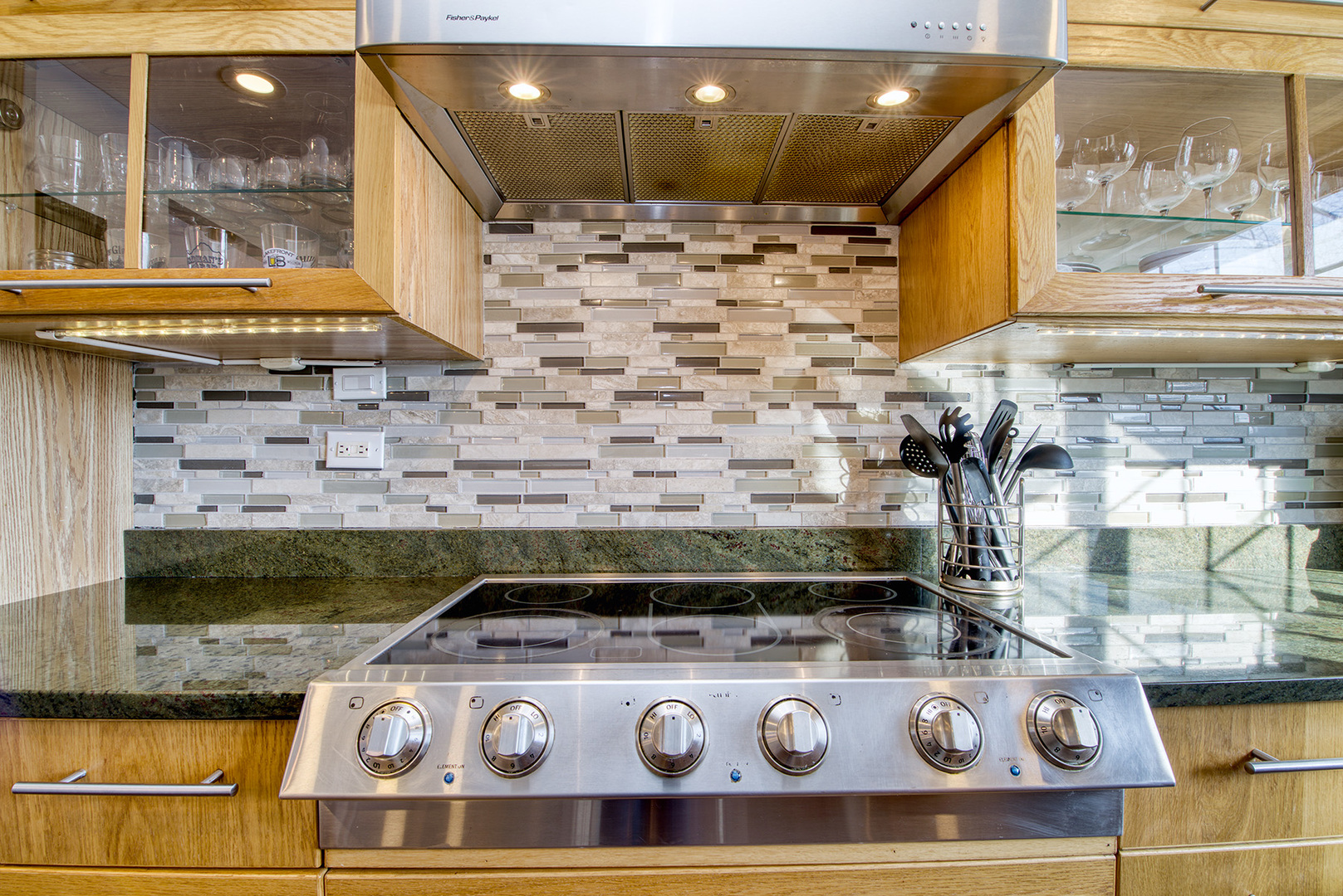 417 Warren Road Glenview, IL 60025 - Photo 4 of 24 a stove top oven sitting inside of a kitchen