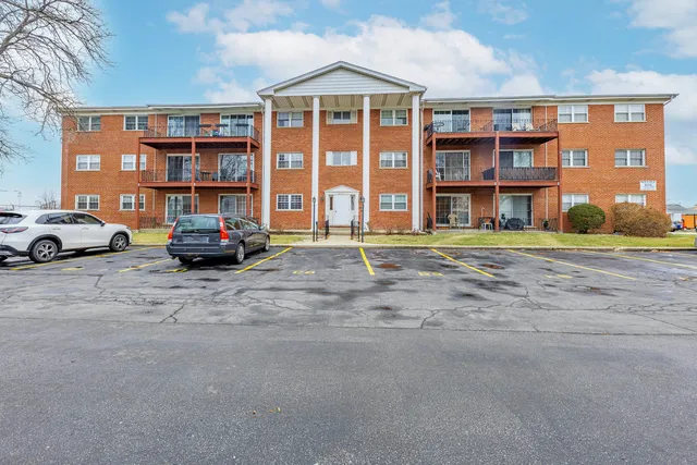 $192,000 | 6135 West 94th Street, Unit A2, Oak Lawn, IL 60453