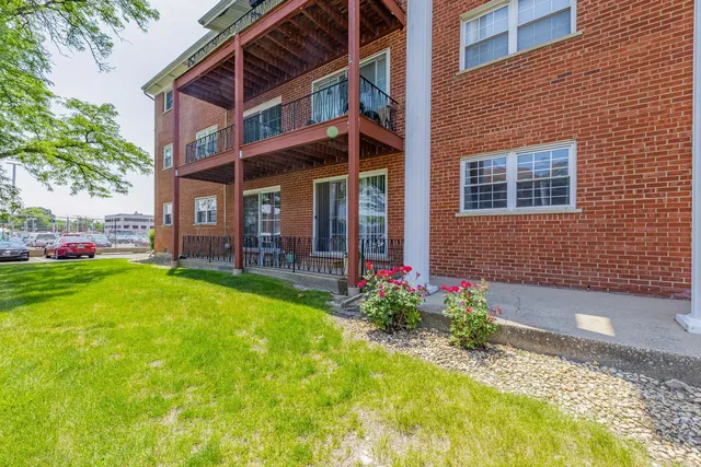 $192,000 | 6135 West 94th Street, Unit A2, Oak Lawn, IL 60453