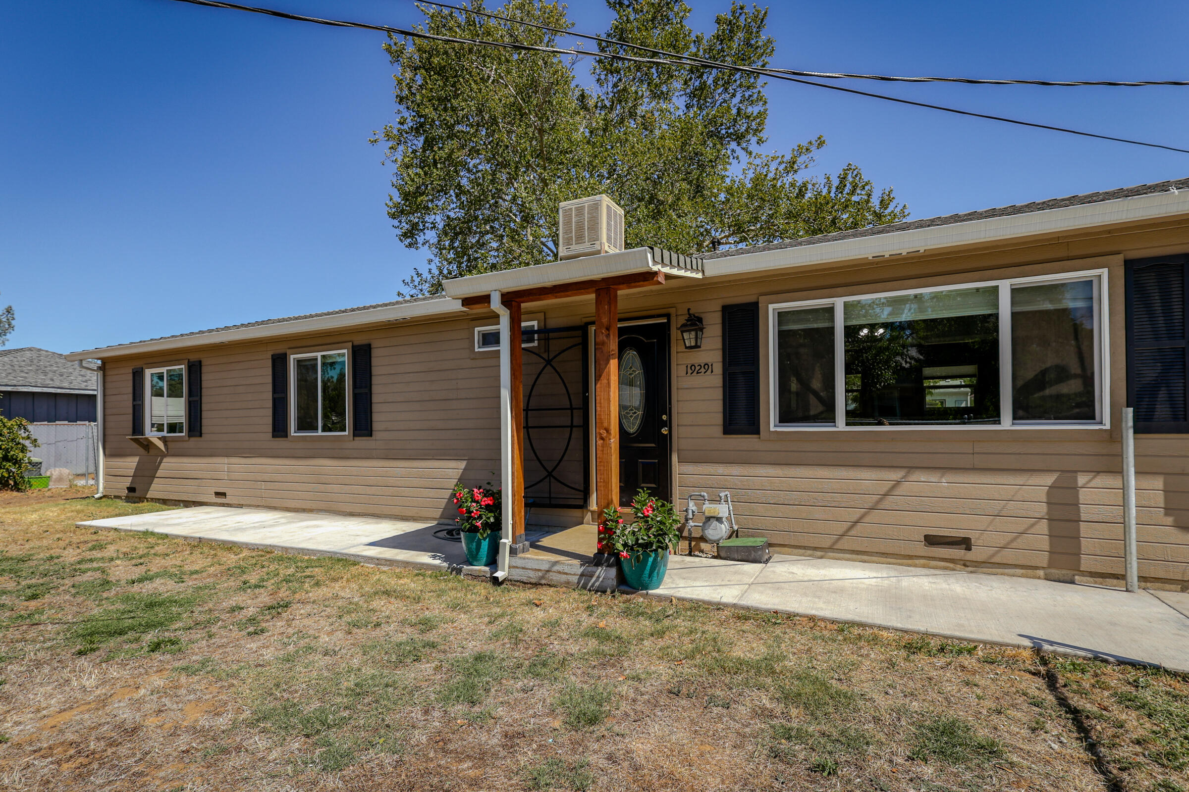 19291 Anna Road Anderson, CA 96007 - Photo 2 of 27 Front Yard