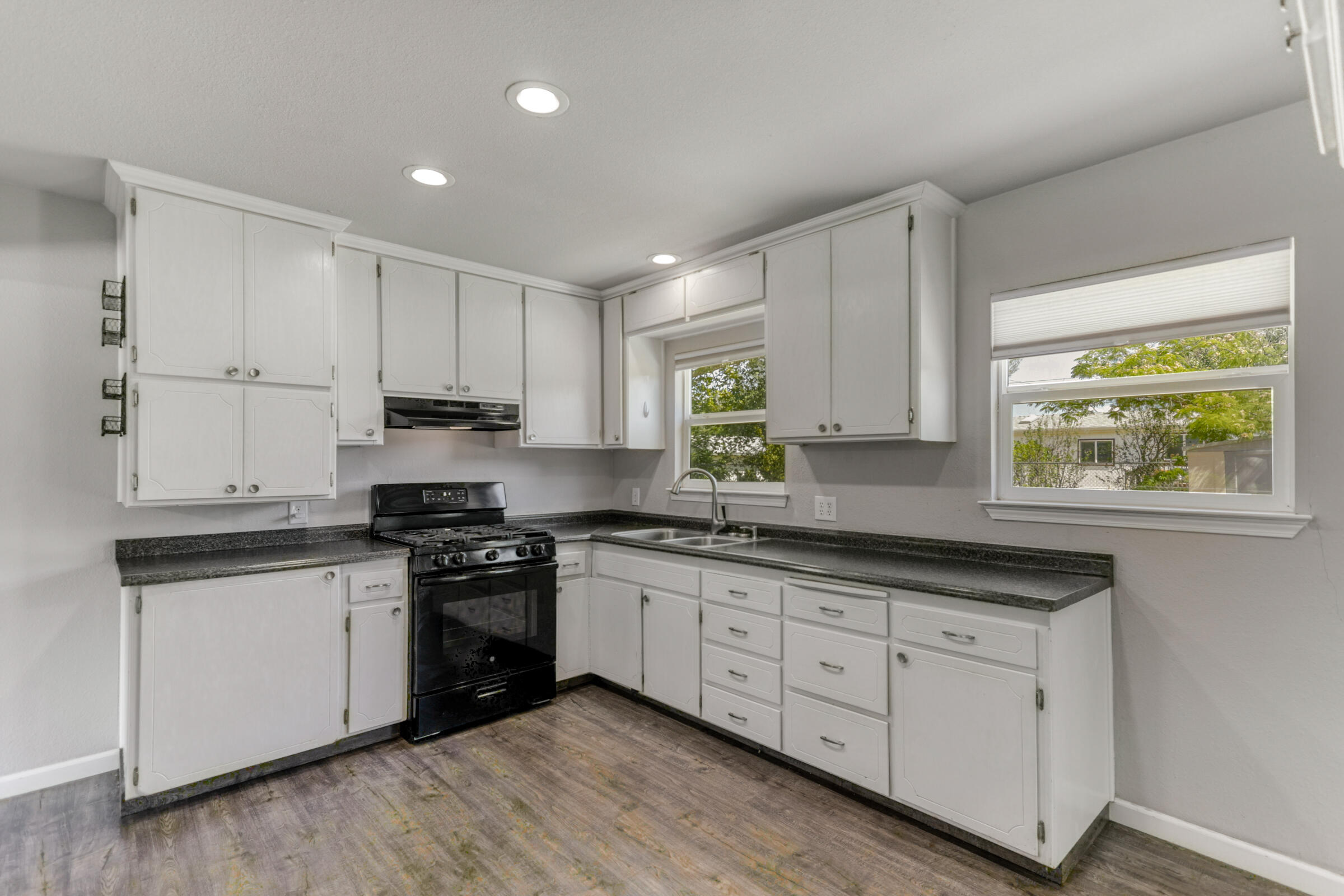 19291 Anna Road Anderson, CA 96007 - Photo 5 of 27 Kitchen View