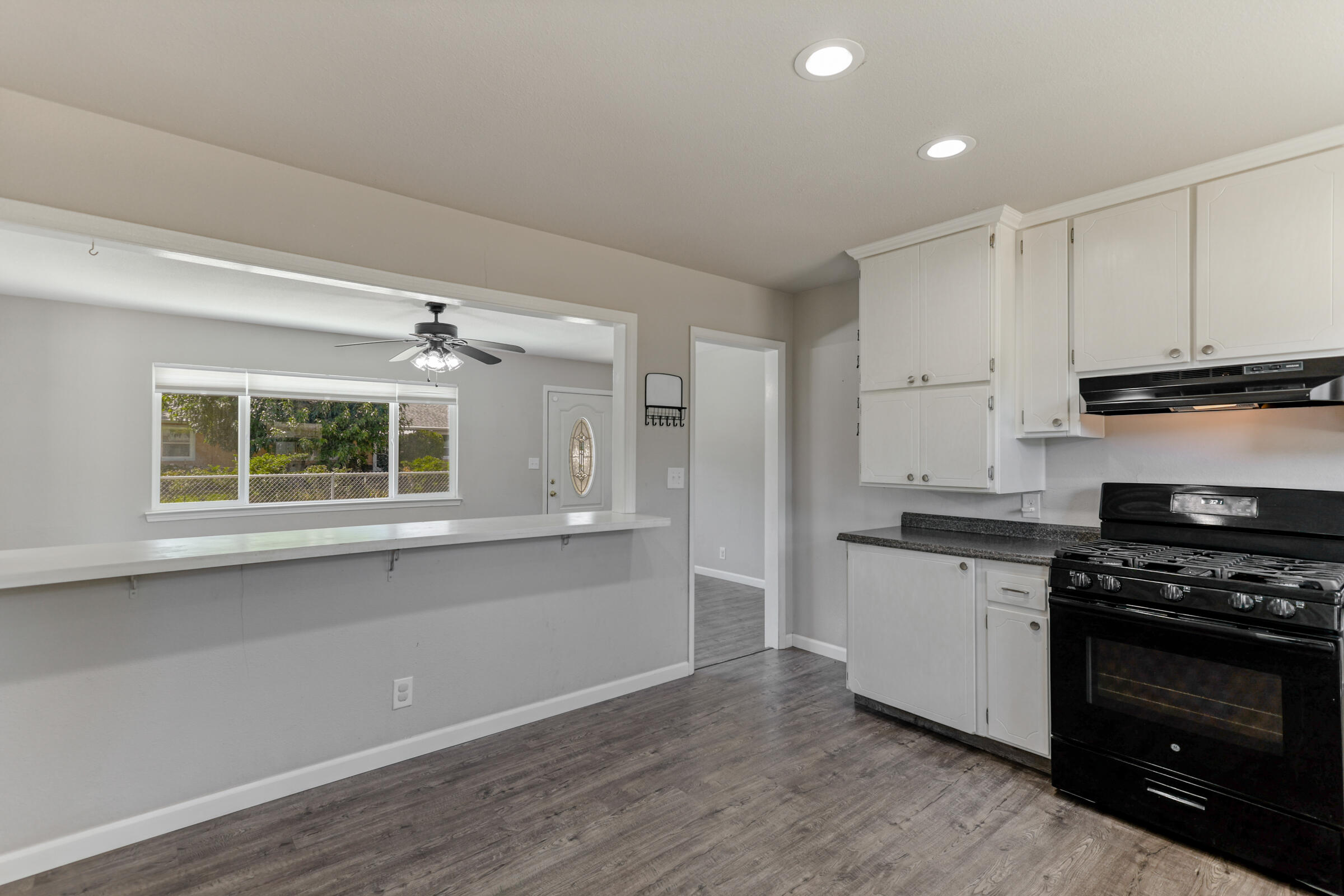 19291 Anna Road Anderson, CA 96007 - Photo 7 of 27 Breakfast Bar Area
