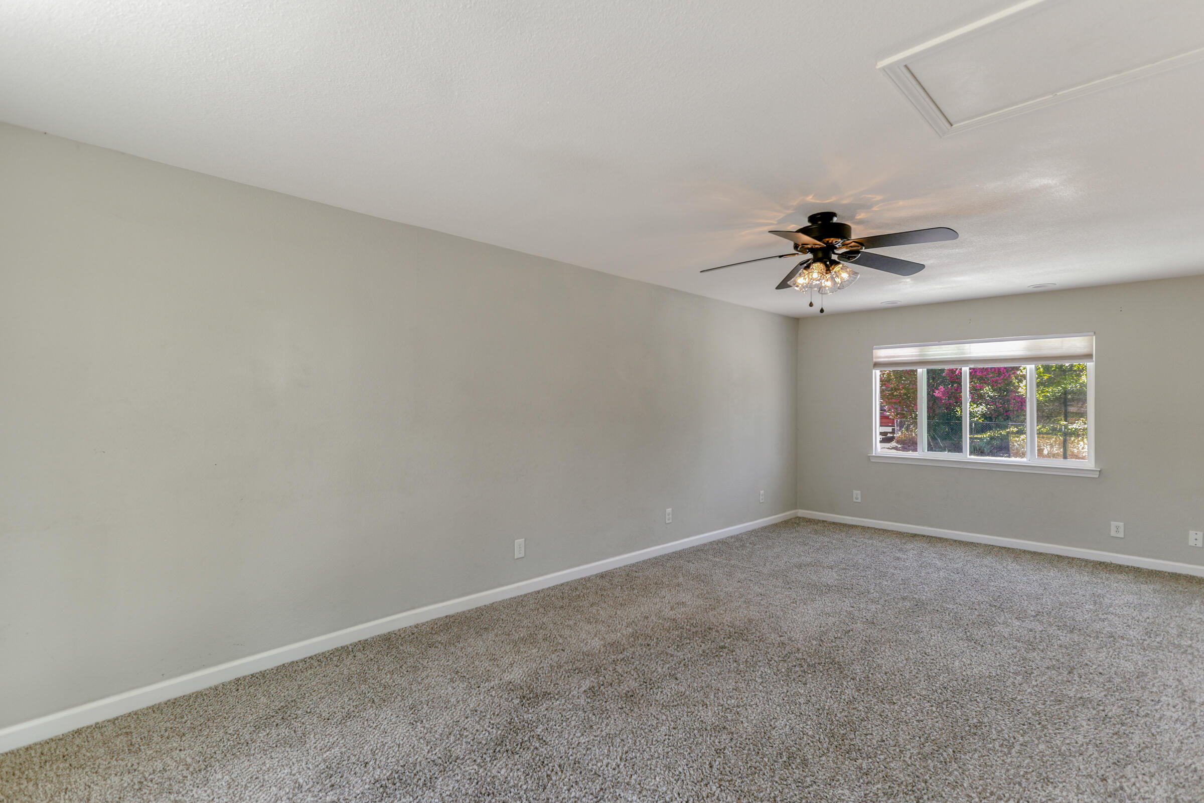 19291 Anna Road Anderson, CA 96007 - Photo 8 of 27 Living Room