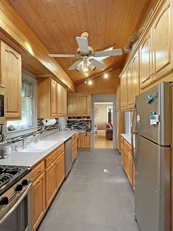 27 Shaker Road Dartmouth, MA 02747 - Photo 3 of 20 Gallery Image 3