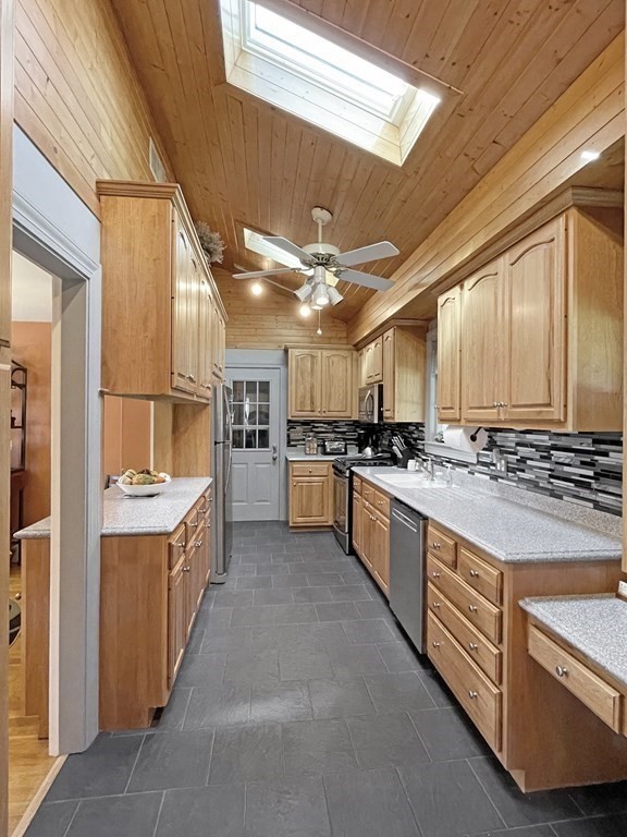 27 Shaker Road Dartmouth, MA 02747 - Photo 5 of 20 Gallery Image 5