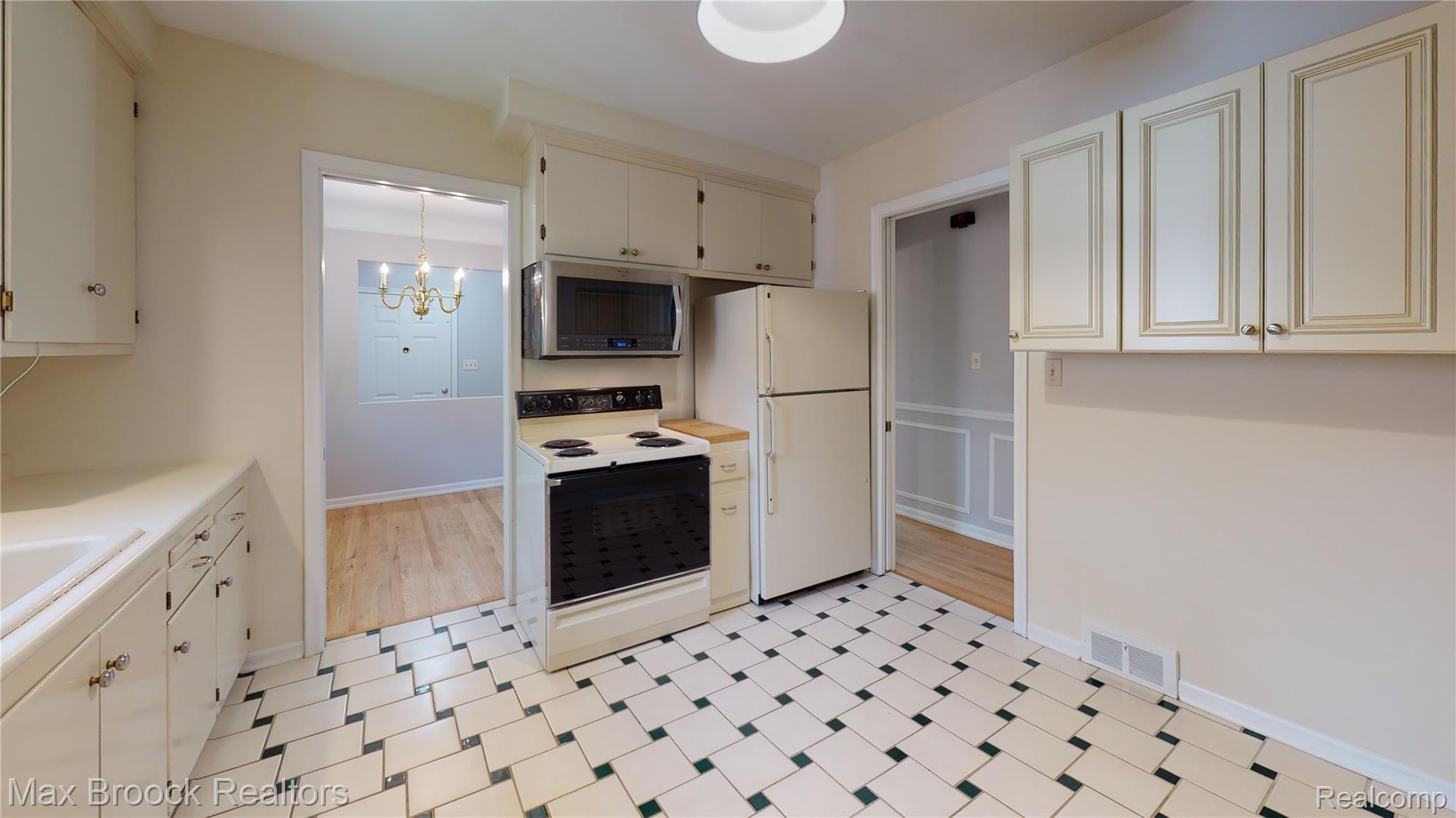 2769 Manchester Road Birmingham, MI 48009 - Photo 34 of 34 2769-Manchester-Kitchen.jpg