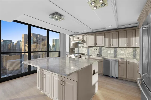 $950,000 | 10 East Ontario Street, Unit 480102, Chicago, IL 60611