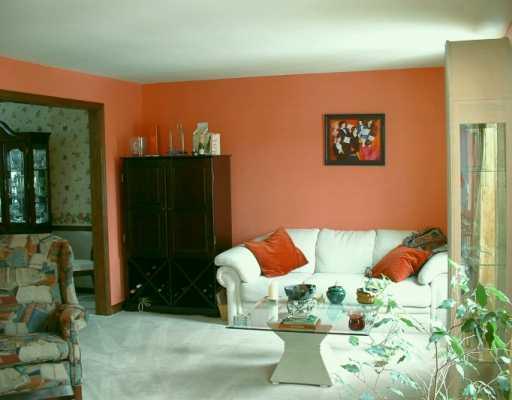 546 Sangree Road Pittsburgh, PA 15237 - Photo 3 of 7 Living Room.