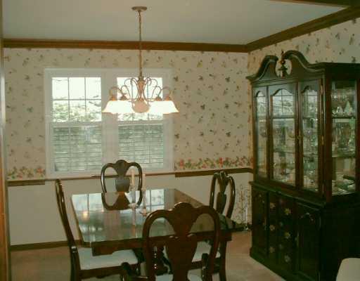 546 Sangree Road Pittsburgh, PA 15237 - Photo 4 of 7 Dining Room.