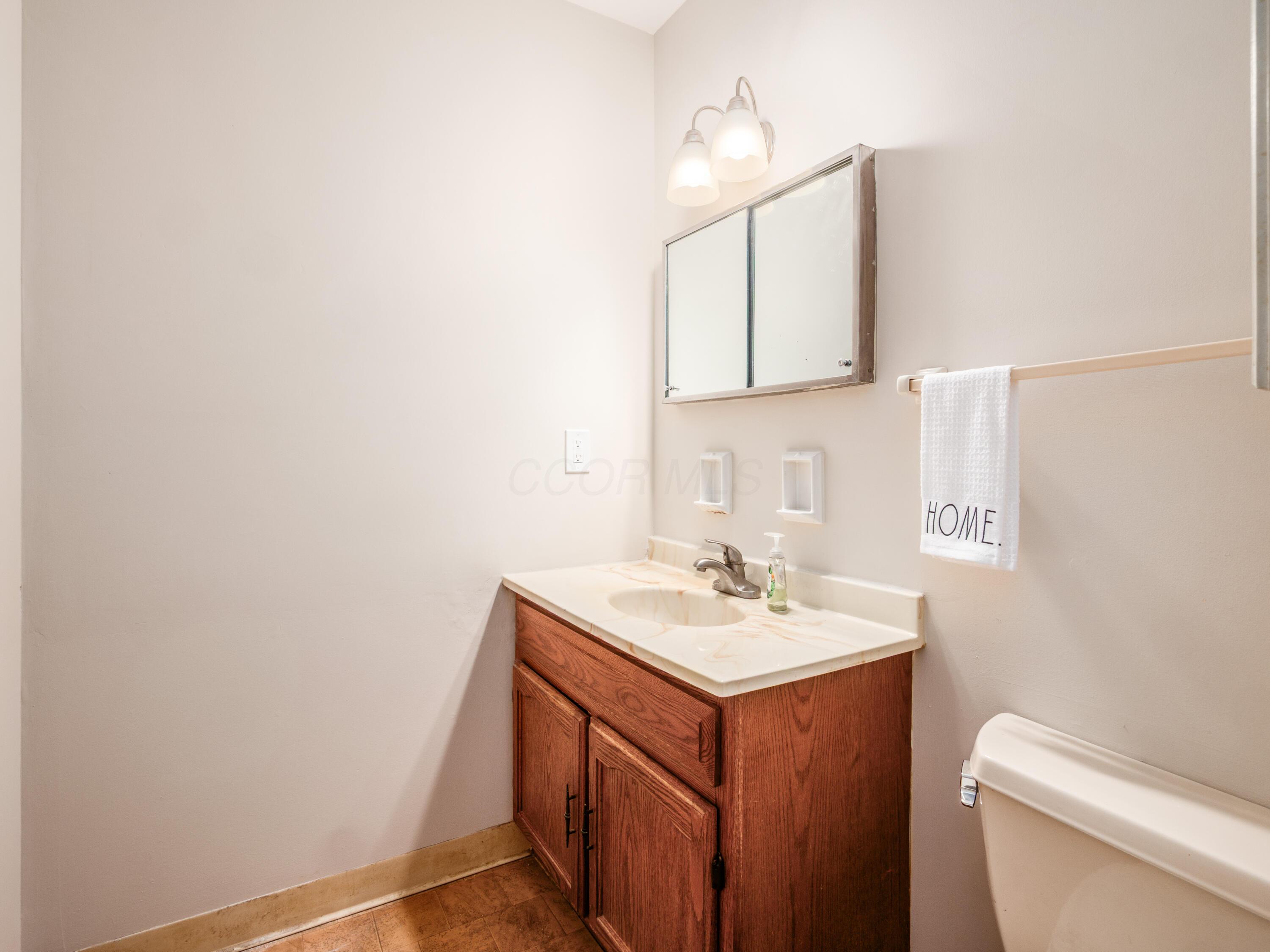 3668 Ridgewood Drive Hilliard, OH 43026 - Photo 15 of 44 013 Half bath