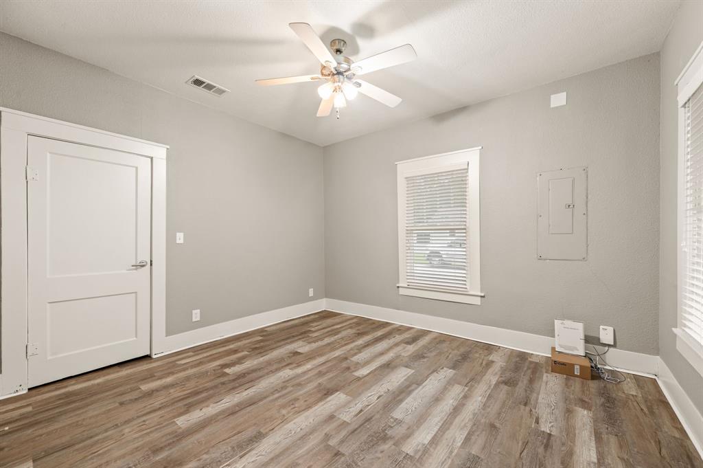800 North Clements Street Gainesville, TX 76240 - Photo 20 of 27 wooden floor in an empty room with a window