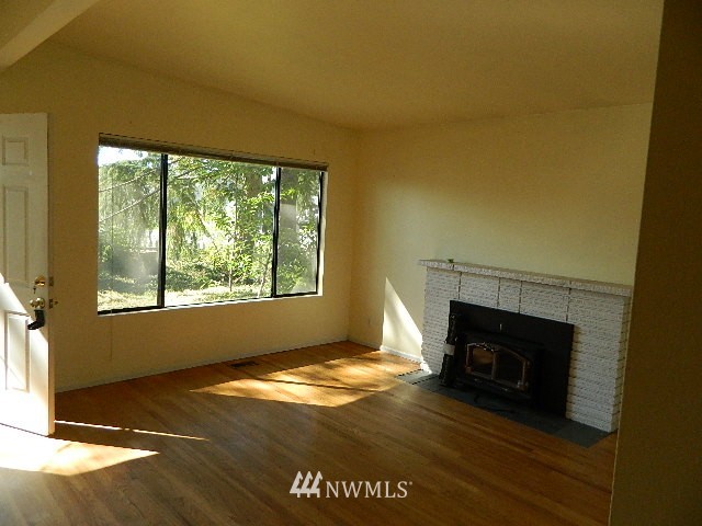 524 Hoquiam Avenue Northeast Renton, WA 98059 - Photo 2 of 11 Gallery Image 2