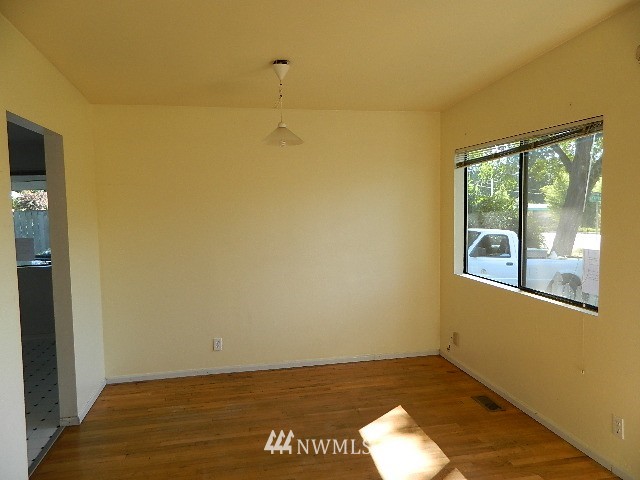 524 Hoquiam Avenue Northeast Renton, WA 98059 - Photo 3 of 11 Gallery Image 3