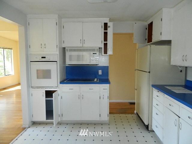 524 Hoquiam Avenue Northeast Renton, WA 98059 - Photo 4 of 11 Gallery Image 4