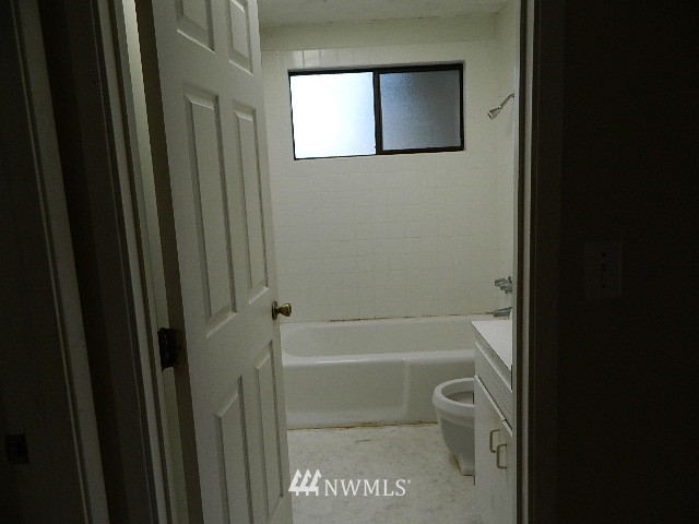 524 Hoquiam Avenue Northeast Renton, WA 98059 - Photo 8 of 11 Gallery Image 8