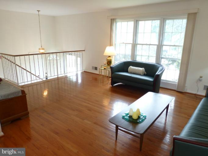 8311 Crown Court Road Alexandria, VA 22308 - Photo 5 of 21 Living Room