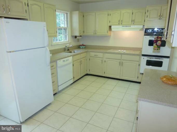 8311 Crown Court Road Alexandria, VA 22308 - Photo 10 of 21 Kitchen