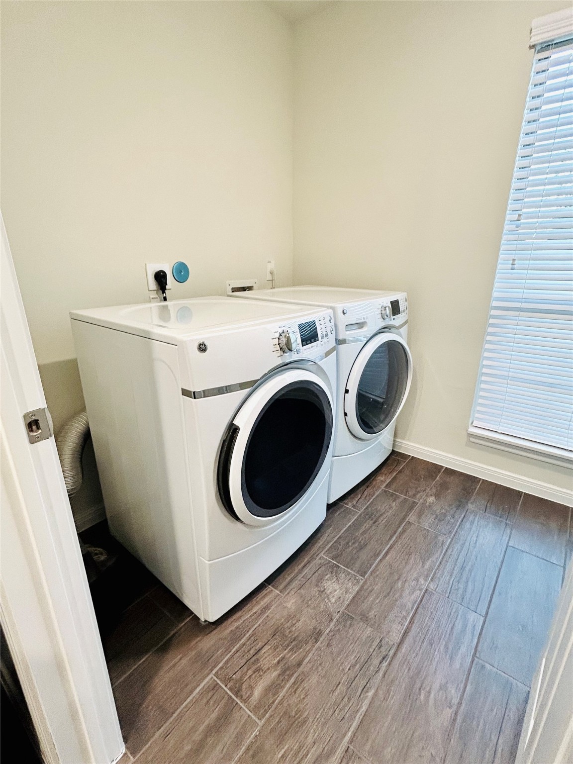 7114 Limestone Circle Manvel, TX 77578 - Photo 19 of 23 a utility room with dryer and washer