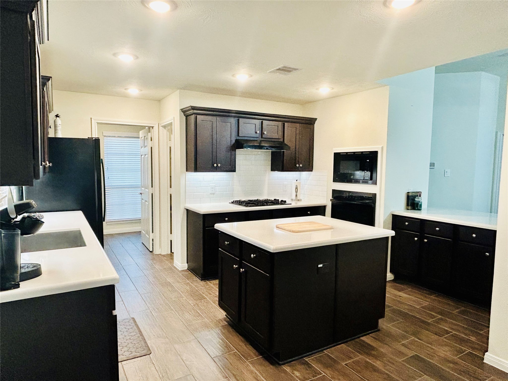 7114 Limestone Circle Manvel, TX 77578 - Photo 3 of 23 a kitchen with a sink stove and refrigerator