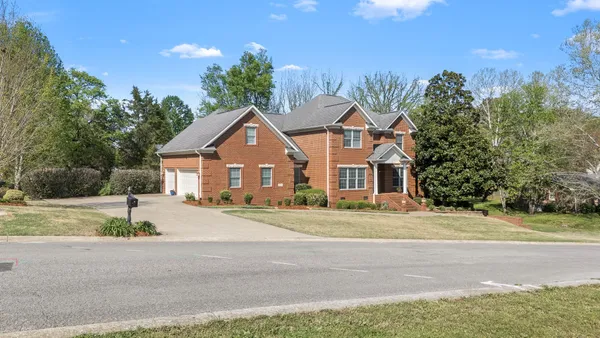 $712,500 | 913 Dogwood Drive, Fayetteville, TN 37334